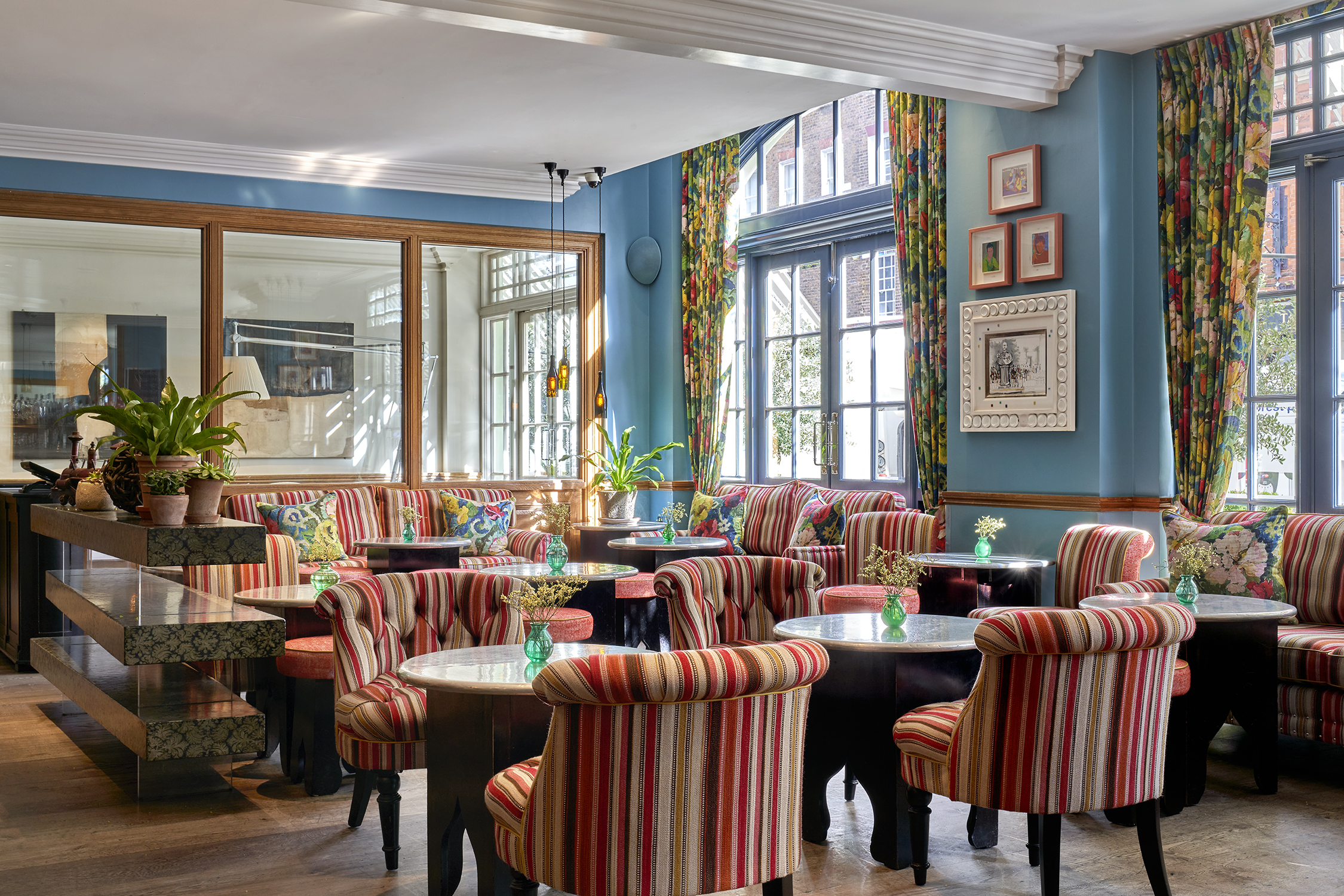 Diagonal shot of Oscar Bar at Charlotte Street Hotel